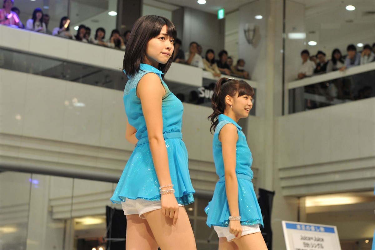 Juice＝Juice、デビュー1周年＆新曲発売のお祝いに乾杯！「ゆくゆくは武道館へ」
