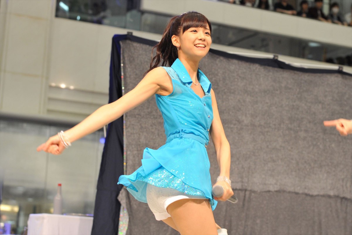 Juice＝Juice、デビュー1周年＆新曲発売のお祝いに乾杯！「ゆくゆくは武道館へ」