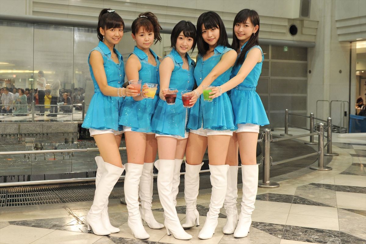 Juice＝Juice、デビュー1周年＆新曲発売のお祝いに乾杯！「ゆくゆくは武道館へ」