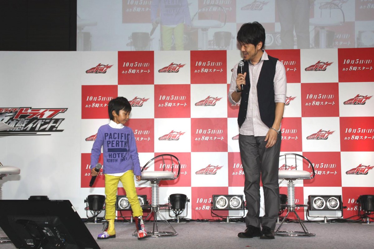 子役・加藤憲史郎の仕事ぶり、土田晃之が絶賛 『仮面ライダードライブ』イベント登場
