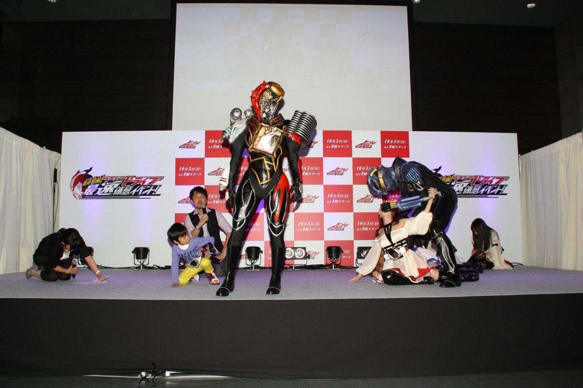 子役・加藤憲史郎の仕事ぶり、土田晃之が絶賛 『仮面ライダードライブ』イベント登場