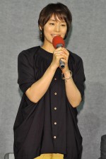 『さよなら私』記者会見に出席した、石田ゆり子