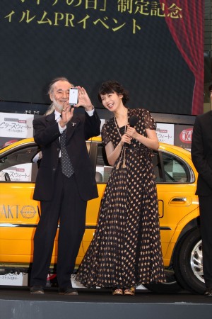 「キットカットのオトナの日」制定記念！ショートフィルムPRイベントに出席したミッキー・カーチス、本仮屋ユイカ