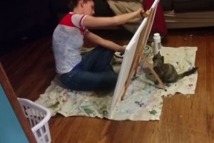 ＜動画＞キャンバスの裏からねこパンチ!! 絵筆を必死に追いかける子猫にメロメロ