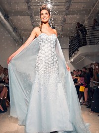 『アナと雪の女王』エルサのドレスをイメージしたウェディング・ドレス