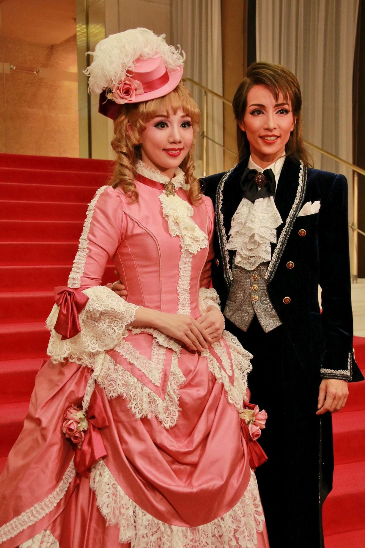 宝塚雪組『伯爵令嬢』新トップコンビが結婚!?　早霧せいなの冗談に咲妃みゆ赤面
