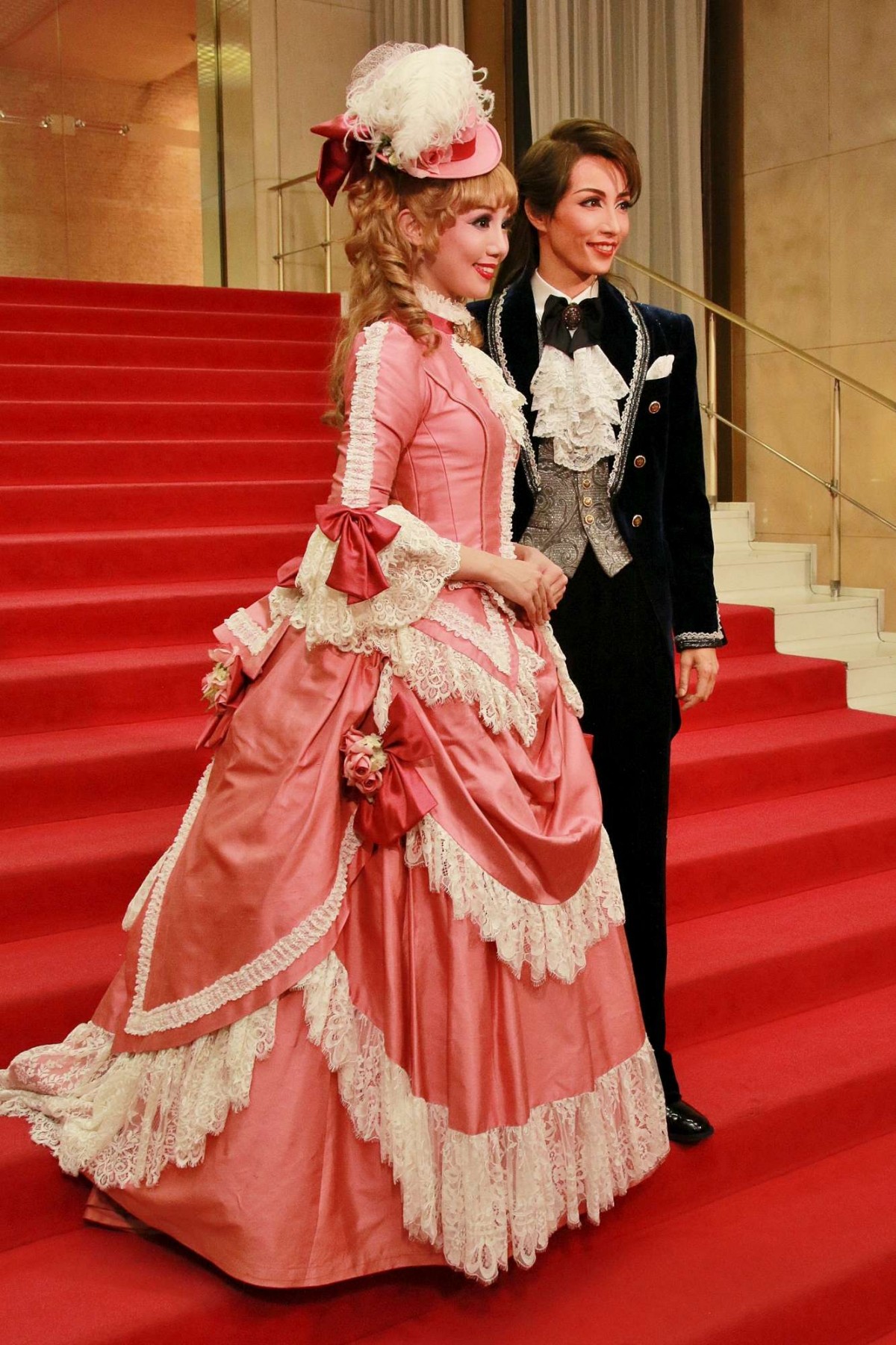 宝塚雪組『伯爵令嬢』新トップコンビが結婚!?　早霧せいなの冗談に咲妃みゆ赤面