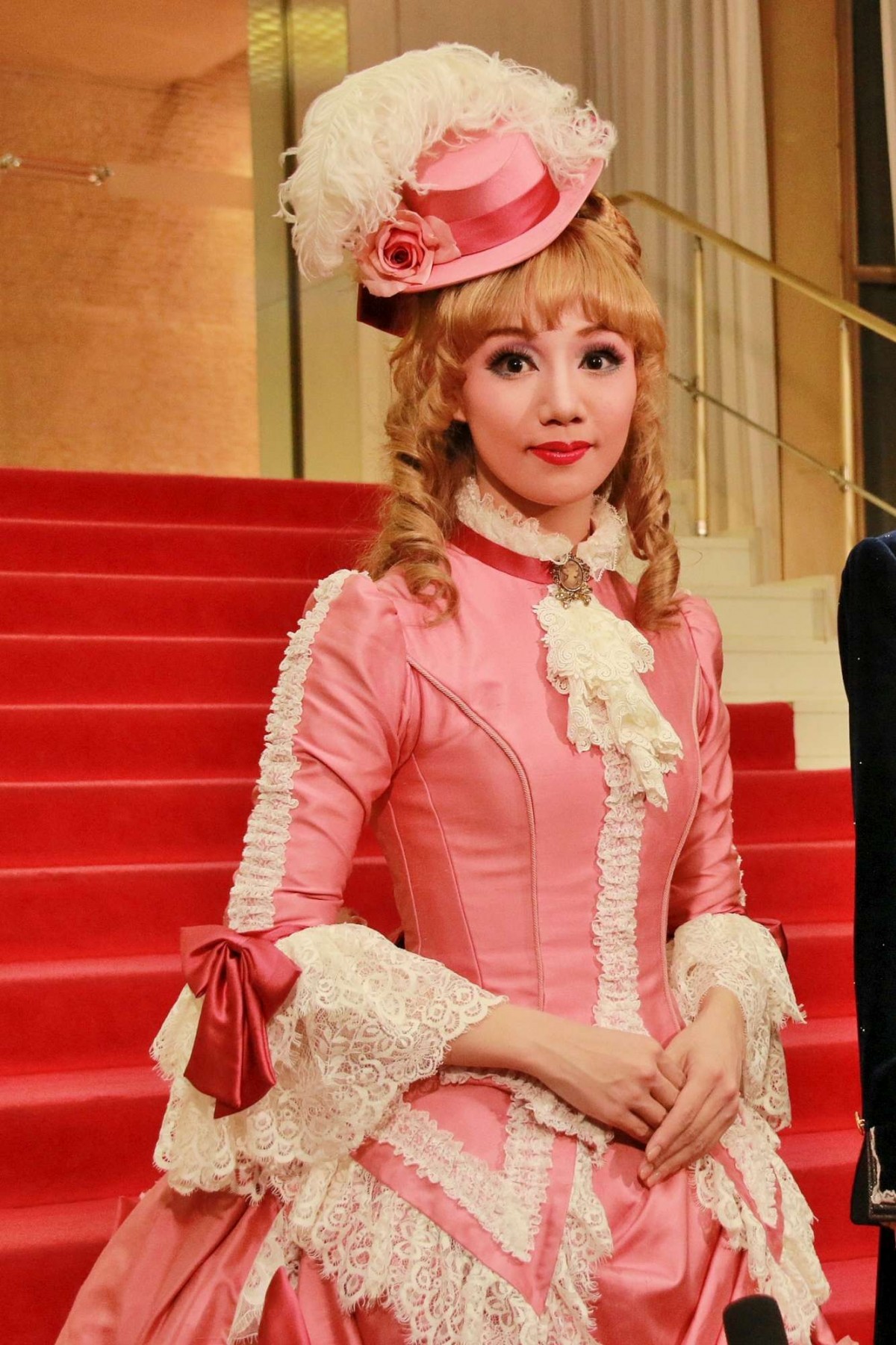 宝塚雪組『伯爵令嬢』新トップコンビが結婚!?　早霧せいなの冗談に咲妃みゆ赤面