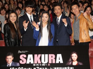 『SAKURA～事件を聞く女～』イベントにて（左から文音、大野拓朗、仲間由紀恵、佐藤隆太、森岡豊）