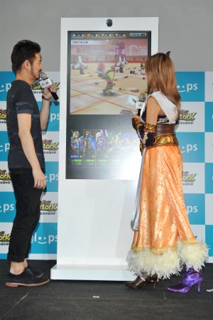 gloops新作ゲームタイトル発表会に登場したローラ