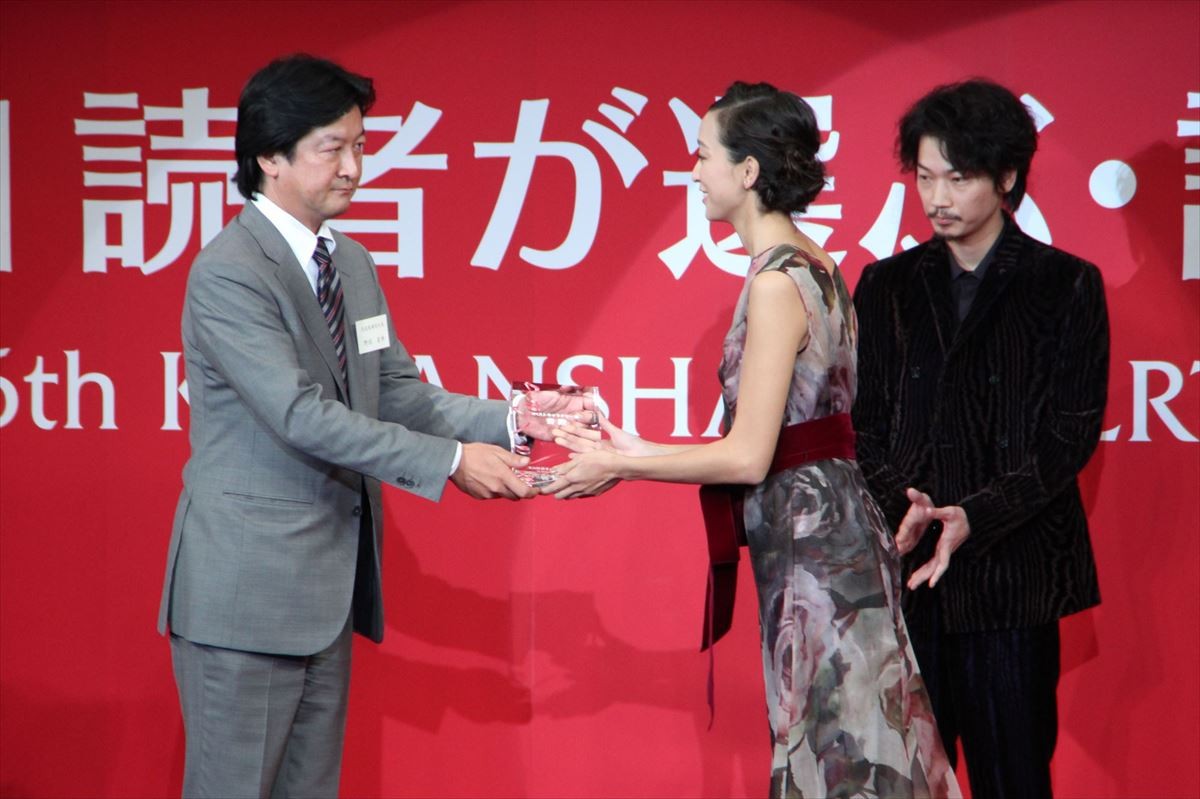綾野剛、杏のコメント力を絶賛！「杏さんを目標に…」