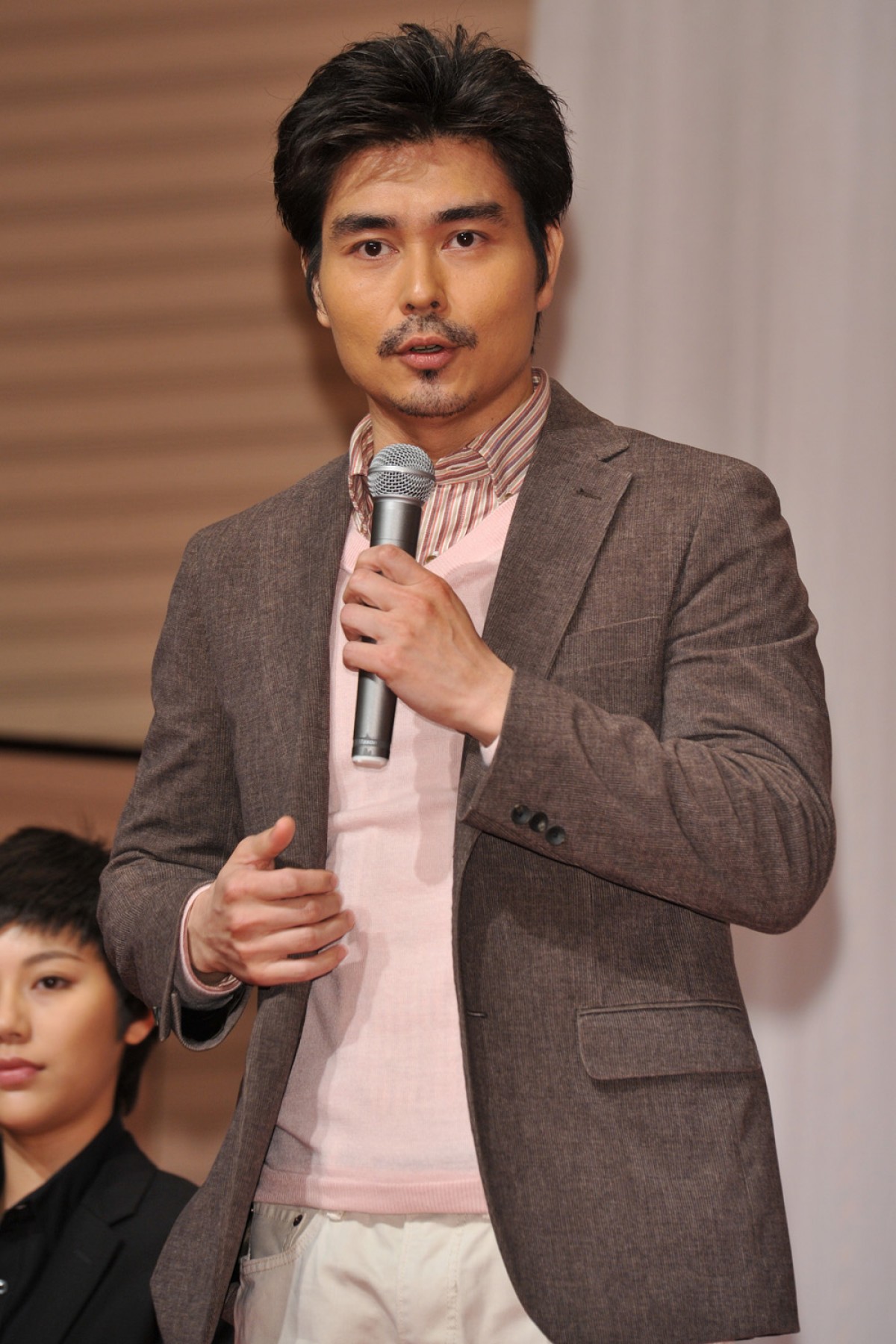 綾野剛、武井咲からのおねだりにデレデレ!?　「何とかしましょう！」