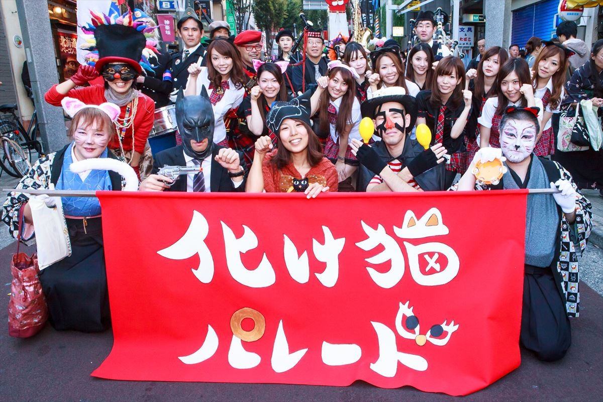 過去に開催された「神楽坂化け猫パレード」の様子