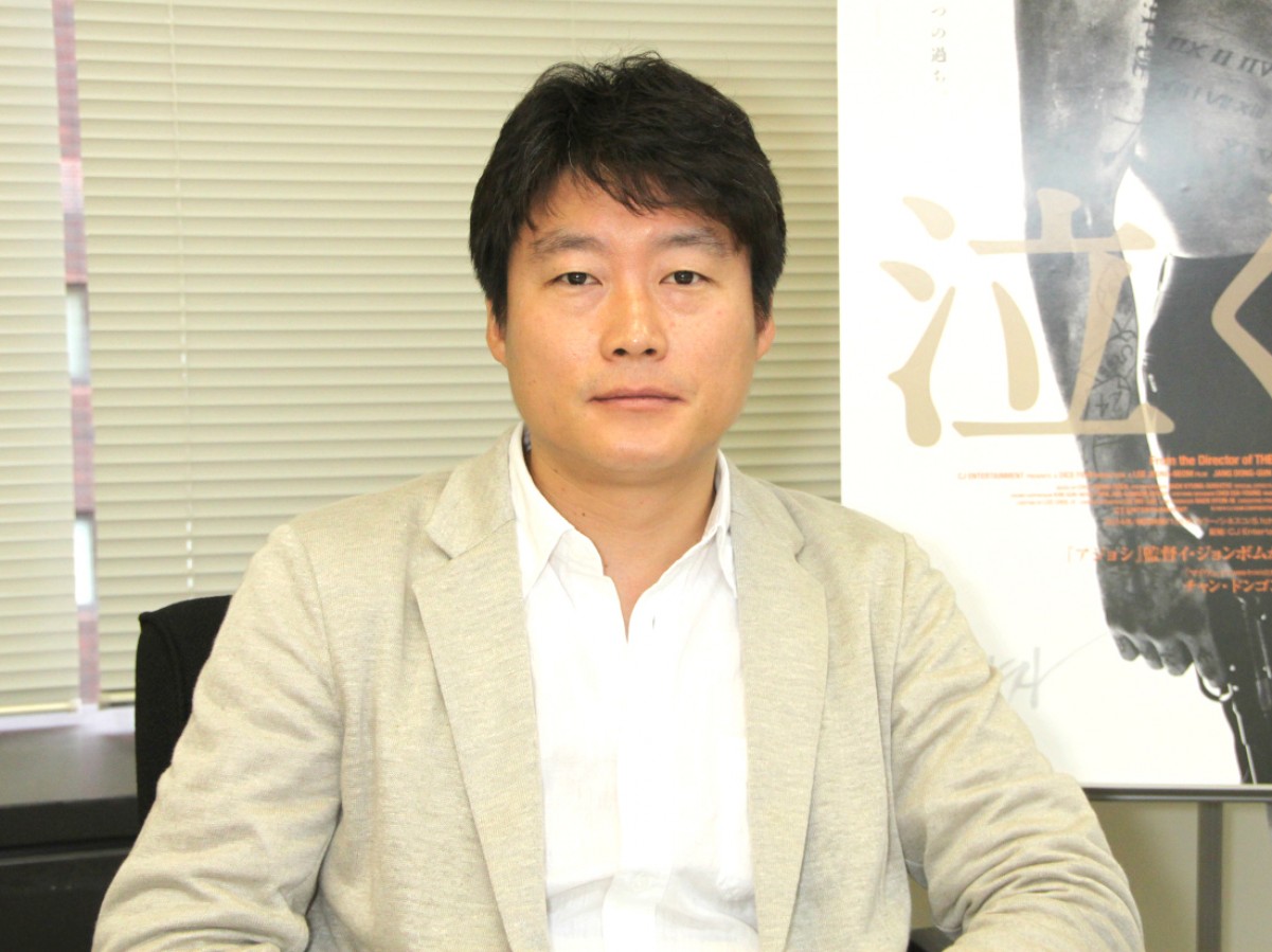 『泣く男』イ・ジョンボム監督、チャン・ドンゴン＆仲村トオルとの意外な秘話を告白