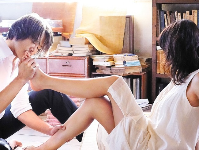 映画『娚の一生』 豊川悦司と榮倉奈々が衝撃のラブシーン“足キス”を再現!