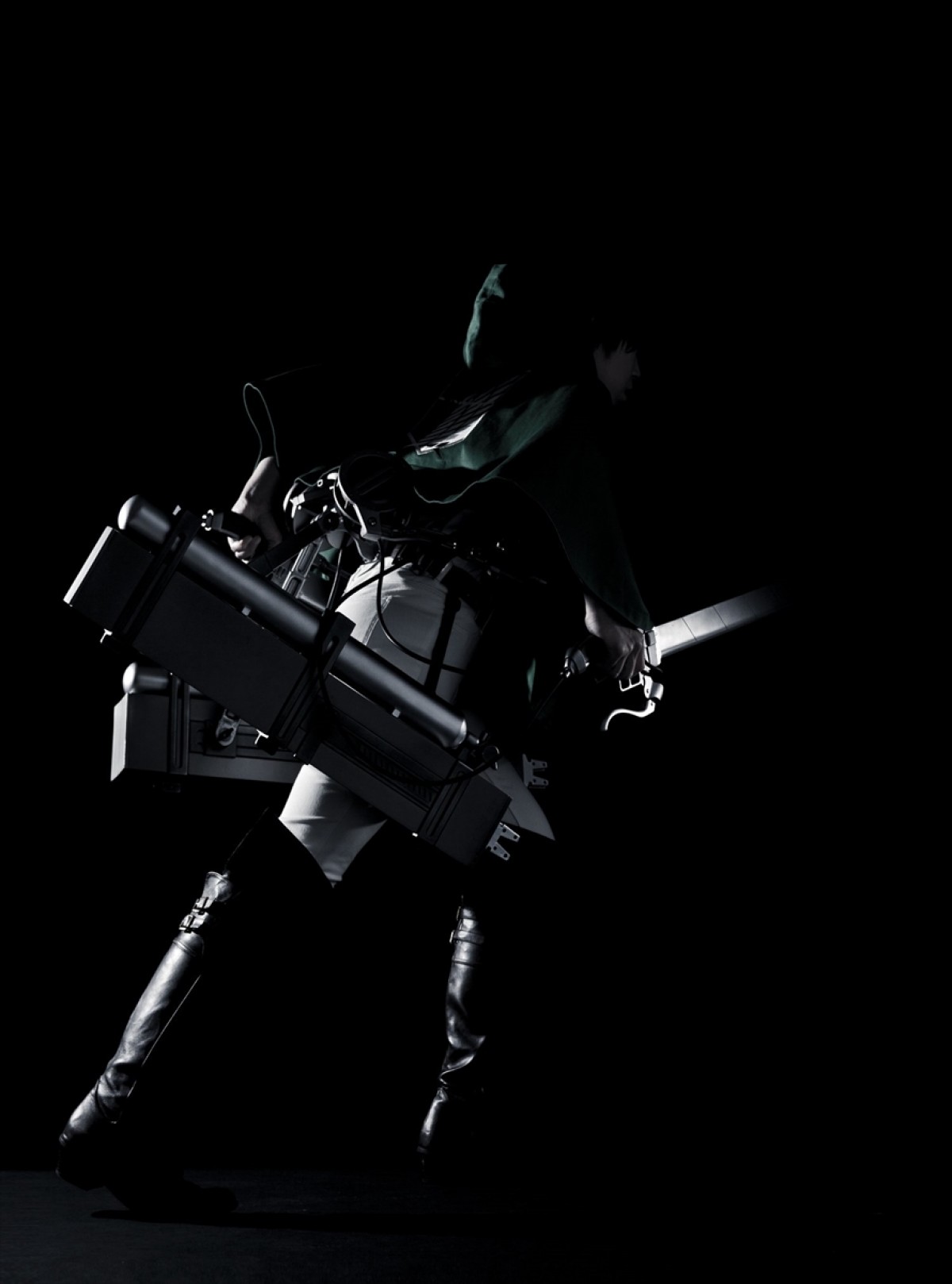 『進撃の巨人』立体機動装置を1／1で再現　総重量10キロ＆10万円だけど欲しい！