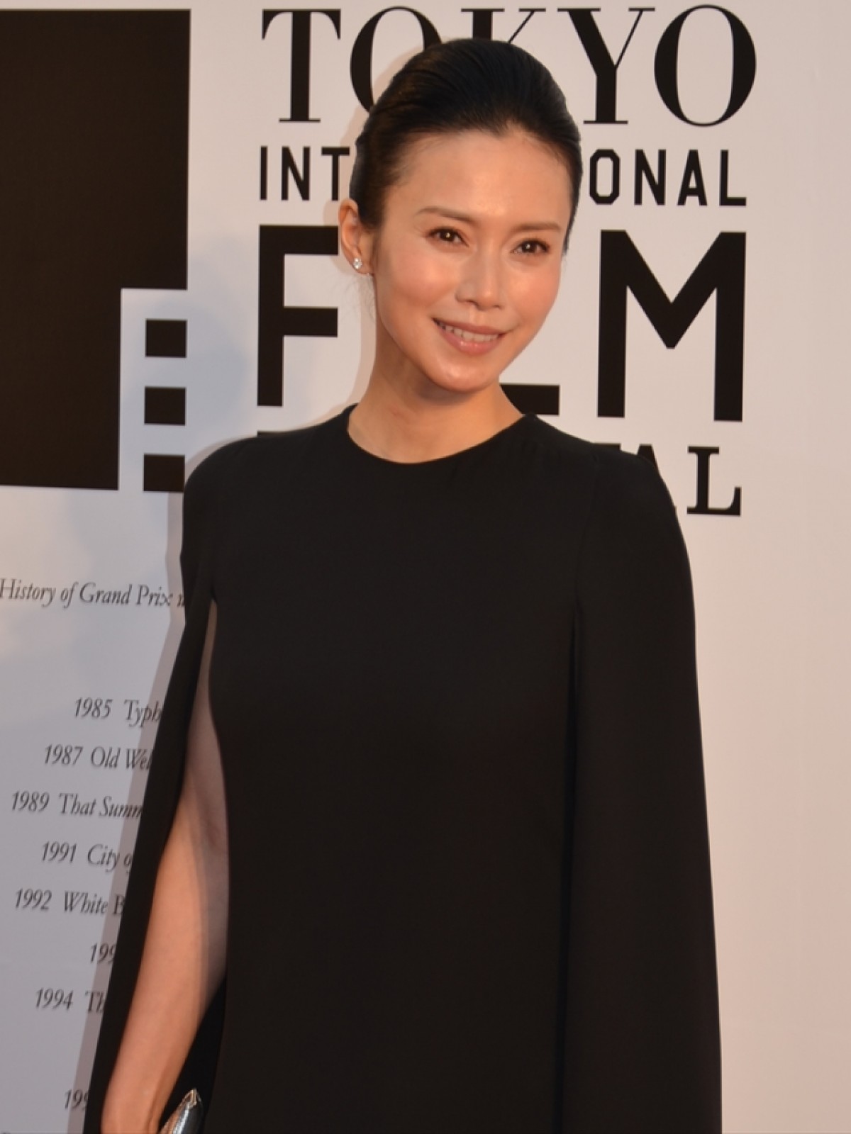 第27回東京国際映画祭 レッドカーペットに登場した中谷美紀