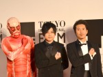 ＜TIFF2014＞声優・梶裕貴、“巨人”と敬礼ポーズ　映画祭レッドカーペットに登場