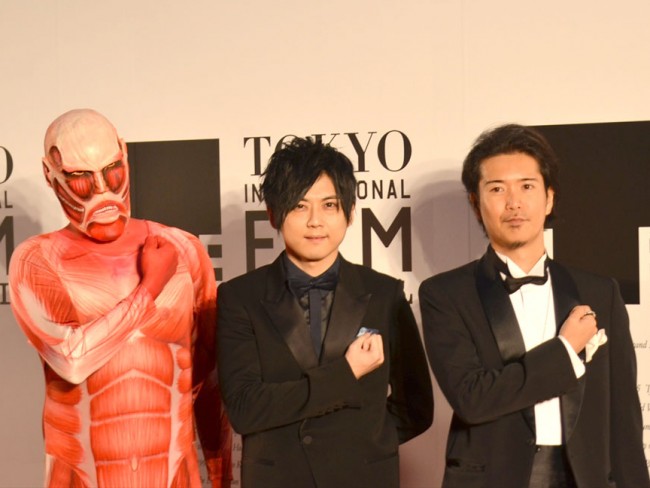 第27回東京国際映画祭 レッドカーペットに『劇場版「進撃の巨人」前編~紅蓮の弓矢~』の巨人くん、梶裕貴、木下哲哉