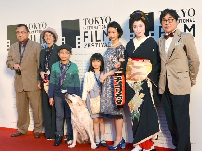 第27回東京国際映画祭 レッドカーペットに登場した『チョコリエッタ』キャスト陣(写真中央:森川葵)