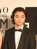 レッドカーペットに登場した染谷将太