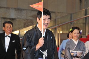 『滝を見に行く』（レッドカーペット）