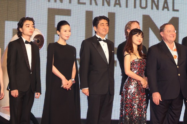 染谷将太、中谷美紀、安倍晋三首相、菅野美穂、ジョン・ラセター（ステージイベント）