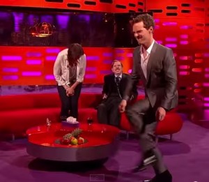 つい茶目っ気が出てしまうベネディクト・カンバーバッチ（※YouTube『The Graham Norton Show』公式ページのスクリーンショット）