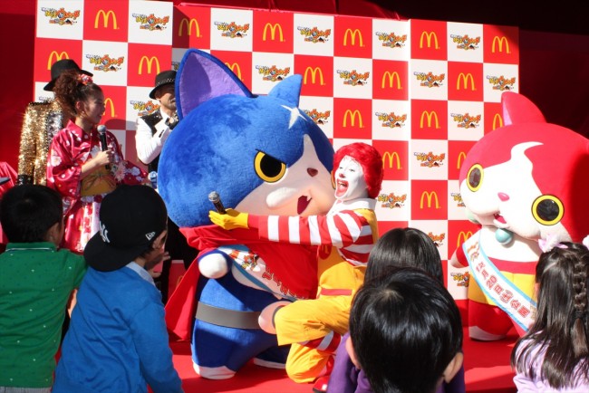 「マクドナルド×妖怪ウォッチ　コラボキャンペーン発表イベント」に参加したキング・クリームソーダ、フユニャン、ジバニャン