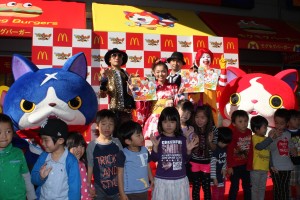 「マクドナルド×妖怪ウォッチ　コラボキャンペーン発表イベント」に参加したフユニャン、キング・クリームソーダ、ジバニャン