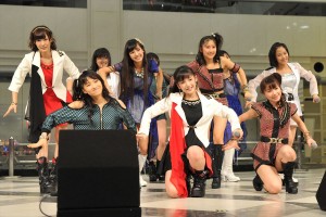 モーニング娘。’14の14thアルバム『14章～The message～』発売記念イベントで行われたミニライブの様子