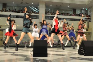 モーニング娘。’14の14thアルバム『14章～The message～』発売記念イベントで行われたミニライブの様子