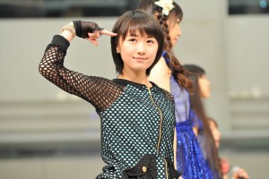 モーニング娘。’14の14thアルバム『14章～The message～』発売記念イベントで行われたミニライブの様子