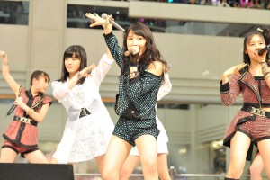 モーニング娘。’14の14thアルバム『14章～The message～』発売記念イベントで行われたミニライブの様子