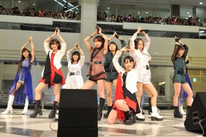 モーニング娘。’14の14thアルバム『14章～The message～』発売記念イベントで行われたミニライブの様子