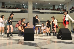 モーニング娘。’14の14thアルバム『14章～The message～』発売記念イベントで行われたミニライブの様子