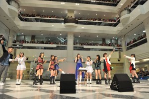 モーニング娘。’14の14thアルバム『14章～The message～』発売記念イベントで行われたミニライブの様子