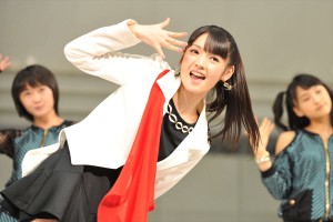 モーニング娘。’14の14thアルバム『14章～The message～』発売記念イベントで行われたミニライブの様子