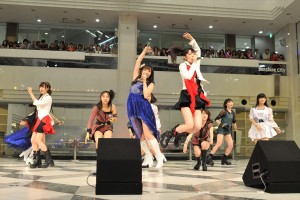 モーニング娘。’14の14thアルバム『14章～The message～』発売記念イベントで行われたミニライブの様子