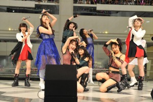 モーニング娘。’14の14thアルバム『14章～The message～』発売記念イベントで行われたミニライブの様子