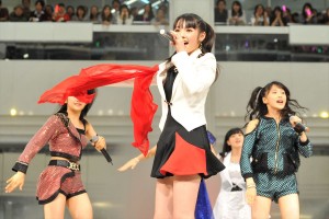 モーニング娘。’14の14thアルバム『14章～The message～』発売記念イベントで行われたミニライブの様子