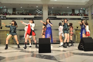 モーニング娘。’14の14thアルバム『14章～The message～』発売記念イベントで行われたミニライブの様子