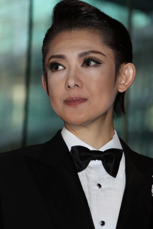 『シカゴ』宝塚歌劇100周年記念OGバージョン　囲み取材に出席した姿月あさと