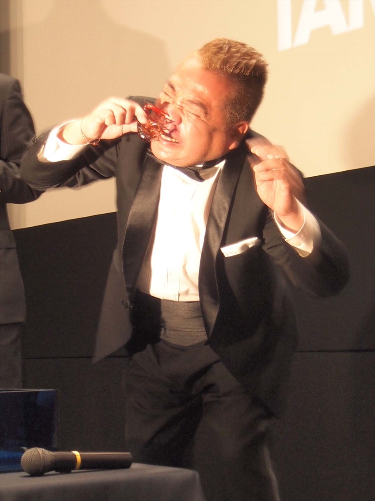 出川哲朗が土下座でお詫び！　“ザリガニ芸”の出川フィギュア、商品化ならず