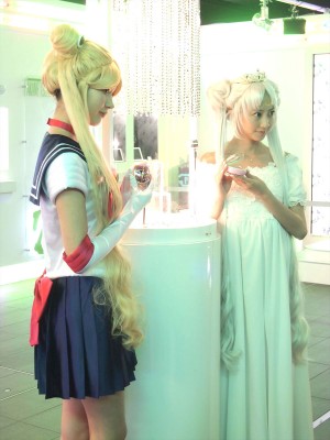 バンダイ新商品発表会に登場した八木アリサ、河北麻友子