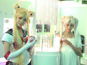 バンダイ新商品発表会に登場した八木アリサ、河北麻友子