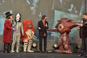 ウルトラ怪獣に囲まれ、大感激のティム・バートン監督