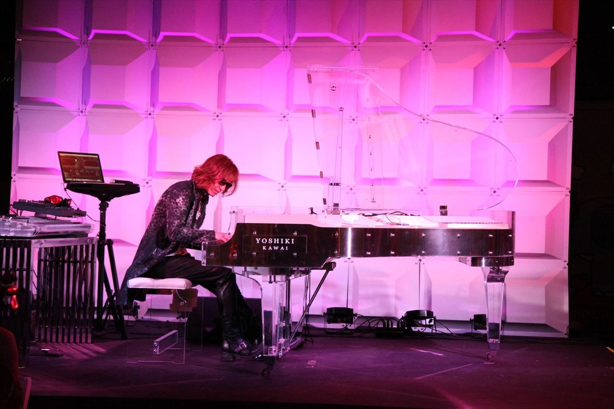 YOSHIKI、ハローキティの公式テーマソングをLAで初披露！