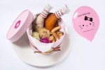 「ハローキティカフェ」フードメニュー　「ローストチキンのクリスマスBOX☆風船プレゼント付き☆」1280円（税別）