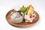 「ハローキティカフェ」フードメニュー　「ビーフシチュー　～ハローキティからのクリスマスプレゼント～☆プレゼントマグカップ付き☆」1580円（税別）